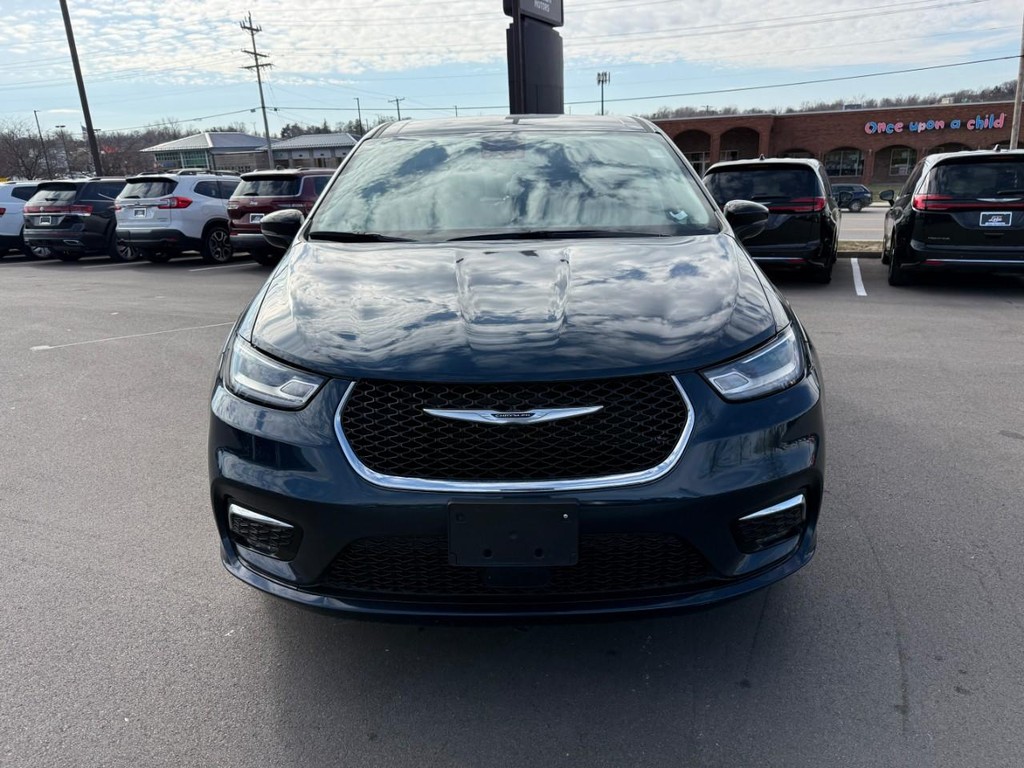 Chrysler Pacifica Vehicle Full-screen Gallery Image 09