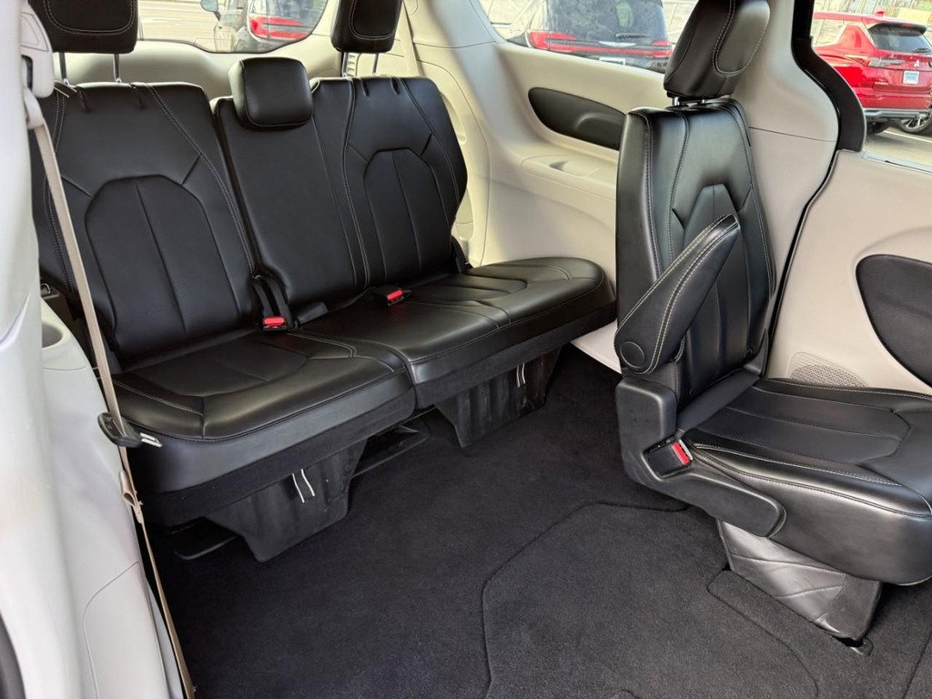 Chrysler Pacifica Vehicle Full-screen Gallery Image 10