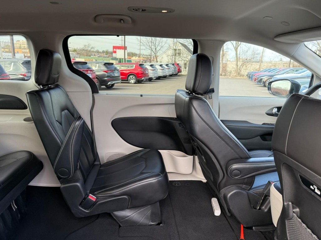 Chrysler Pacifica Vehicle Full-screen Gallery Image 11