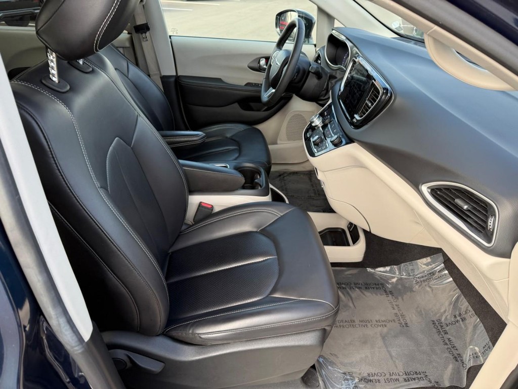 Chrysler Pacifica Vehicle Full-screen Gallery Image 12