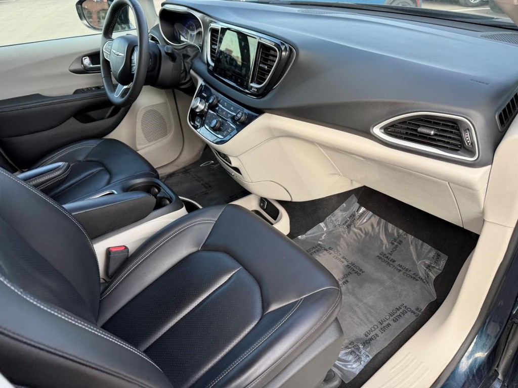 Chrysler Pacifica Vehicle Full-screen Gallery Image 13