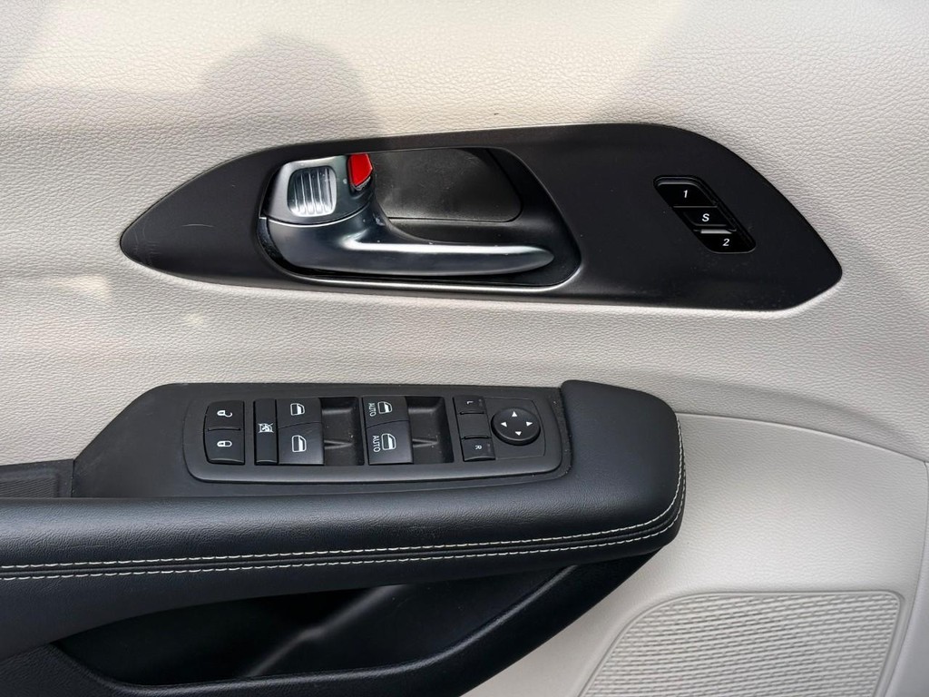 Chrysler Pacifica Vehicle Full-screen Gallery Image 14