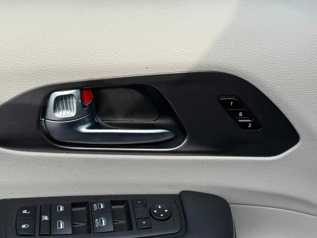 Chrysler Pacifica Vehicle Full-screen Gallery Image 15