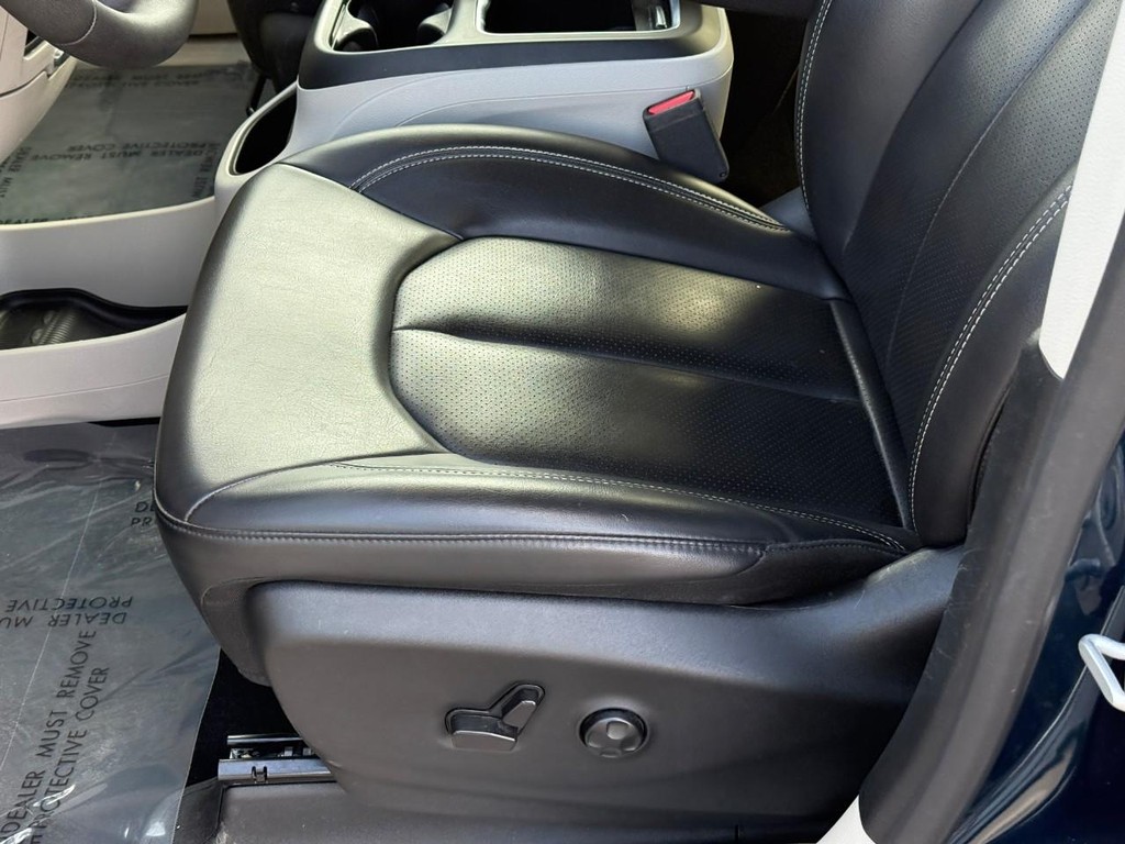 Chrysler Pacifica Vehicle Full-screen Gallery Image 16