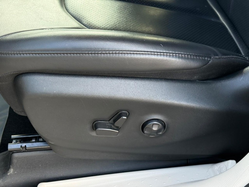 Chrysler Pacifica Vehicle Full-screen Gallery Image 17