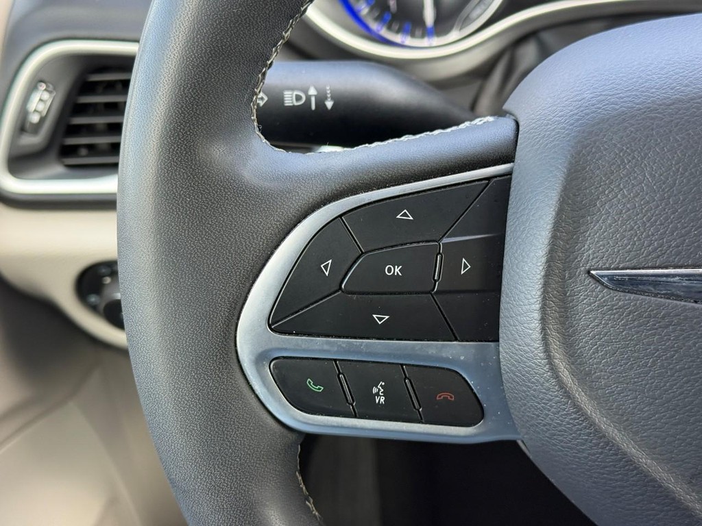 Chrysler Pacifica Vehicle Full-screen Gallery Image 18