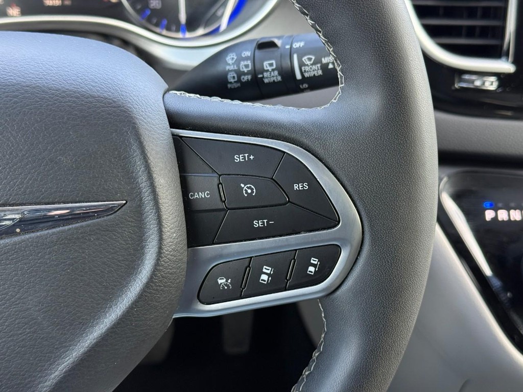 Chrysler Pacifica Vehicle Full-screen Gallery Image 19