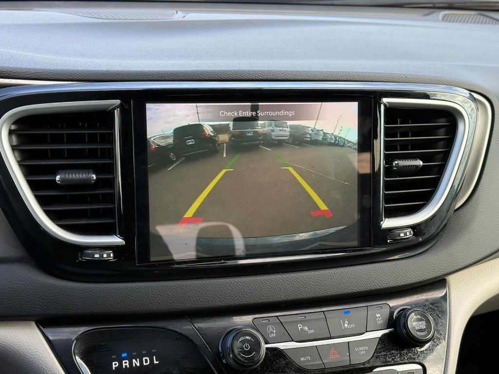 Chrysler Pacifica Vehicle Full-screen Gallery Image 21