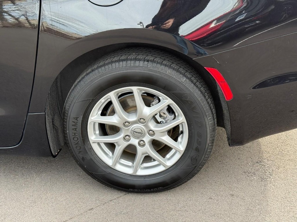 Chrysler Pacifica Vehicle Full-screen Gallery Image 05