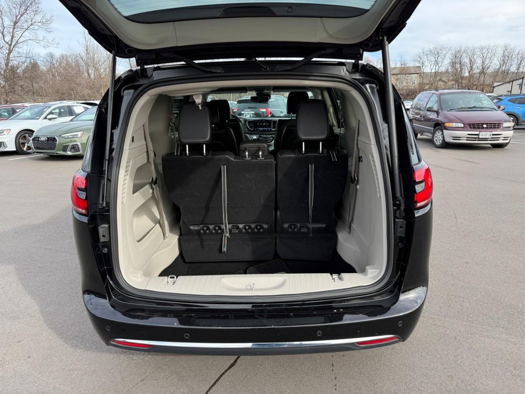 Chrysler Pacifica Vehicle Full-screen Gallery Image 06