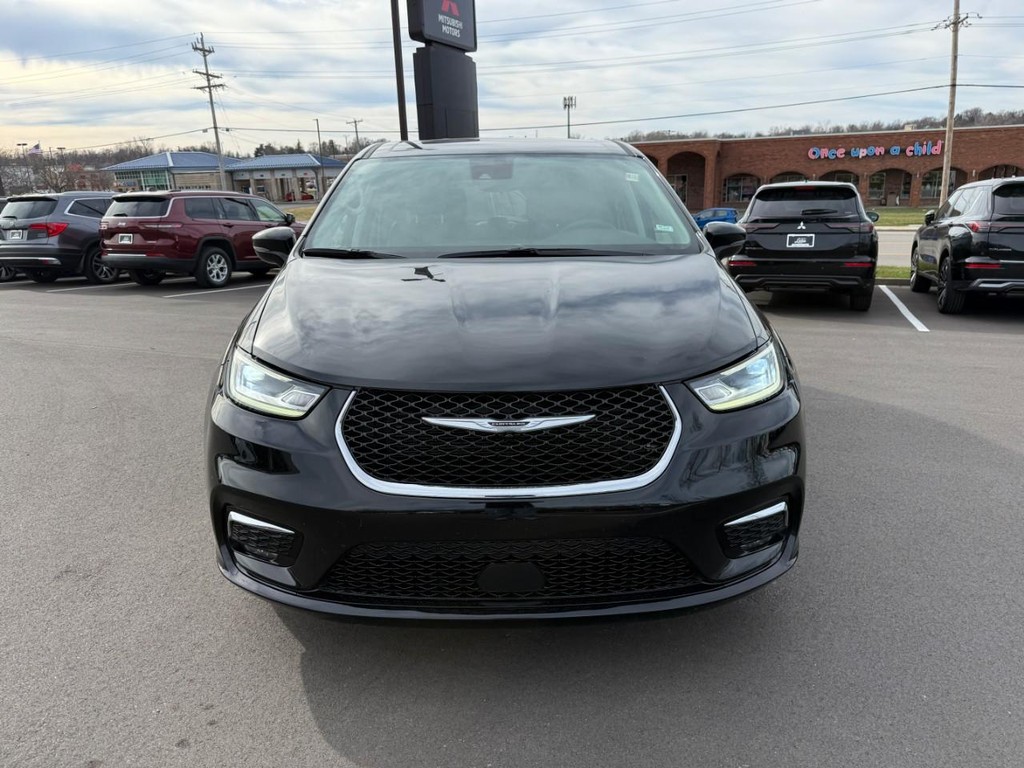 Chrysler Pacifica Vehicle Full-screen Gallery Image 09