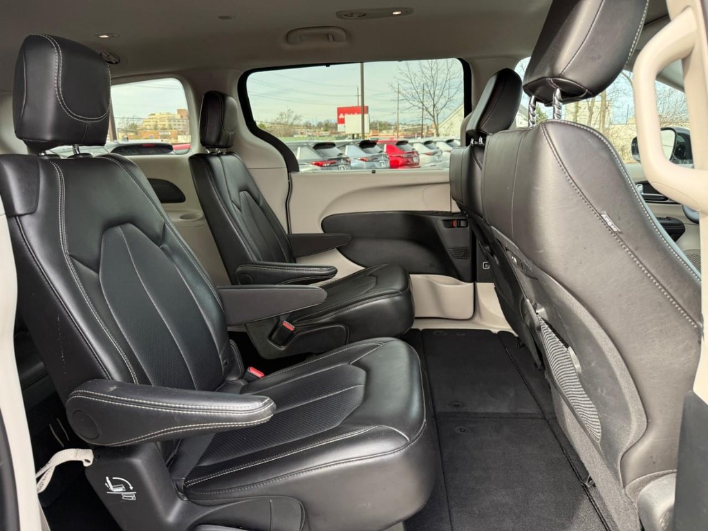 Chrysler Pacifica Vehicle Full-screen Gallery Image 10