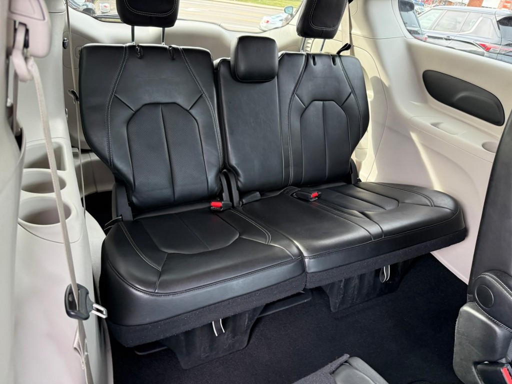 Chrysler Pacifica Vehicle Full-screen Gallery Image 11