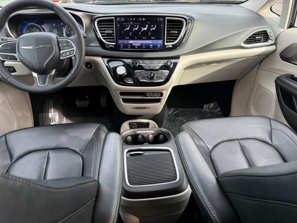 Chrysler Pacifica Vehicle Full-screen Gallery Image 12