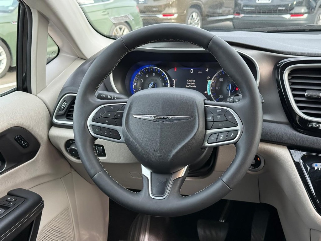 Chrysler Pacifica Vehicle Full-screen Gallery Image 13