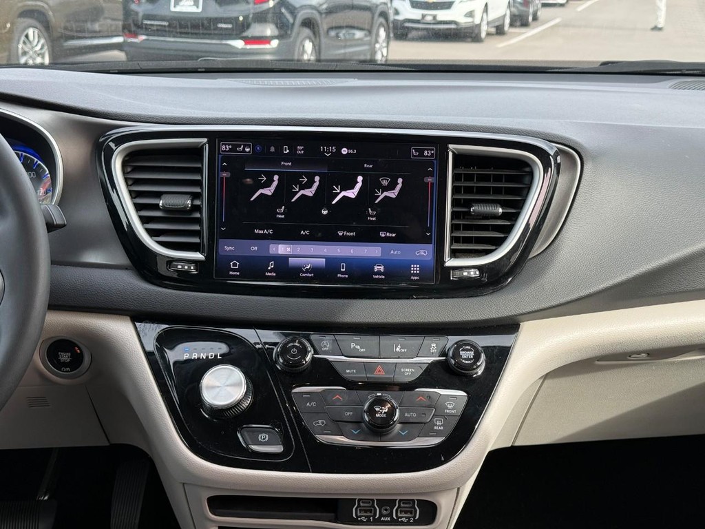 Chrysler Pacifica Vehicle Full-screen Gallery Image 14