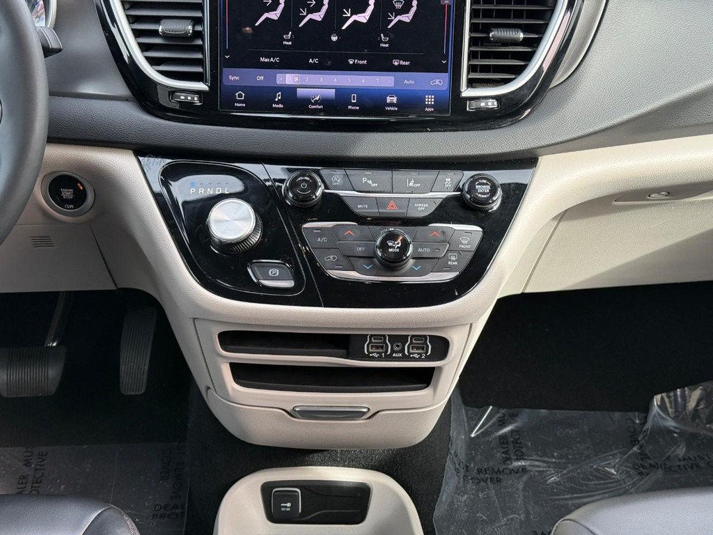 Chrysler Pacifica Vehicle Full-screen Gallery Image 15