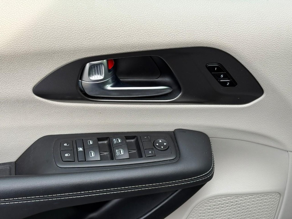 Chrysler Pacifica Vehicle Full-screen Gallery Image 16