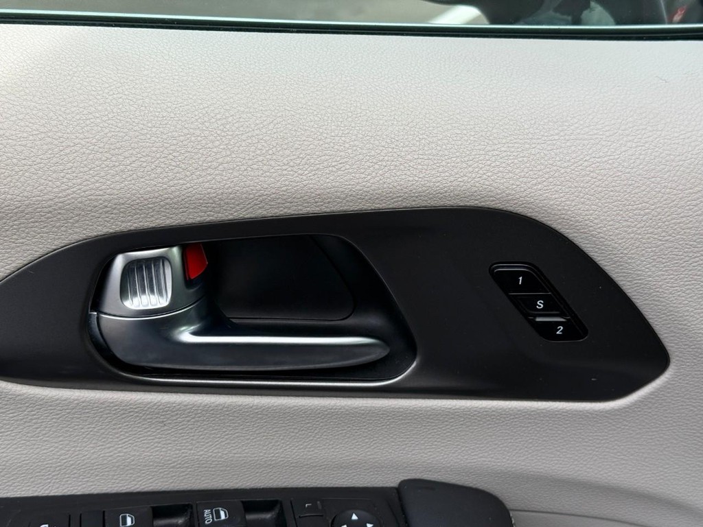 Chrysler Pacifica Vehicle Full-screen Gallery Image 17