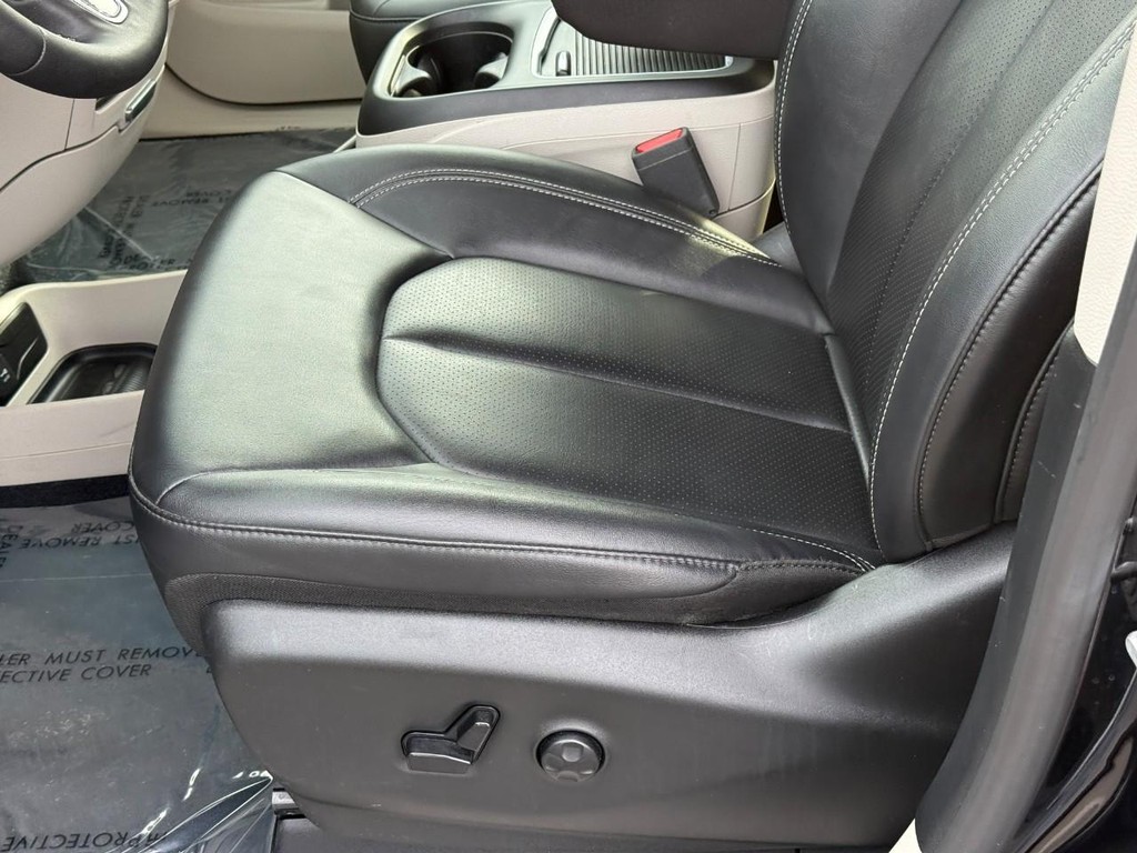 Chrysler Pacifica Vehicle Full-screen Gallery Image 18