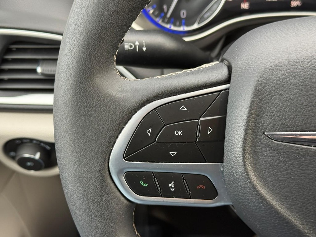 Chrysler Pacifica Vehicle Full-screen Gallery Image 20