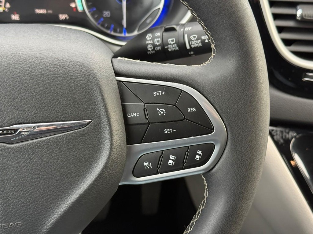 Chrysler Pacifica Vehicle Full-screen Gallery Image 21