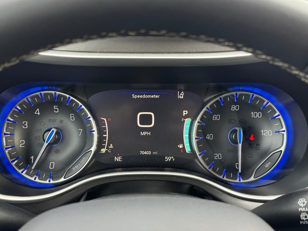 Chrysler Pacifica Vehicle Full-screen Gallery Image 22