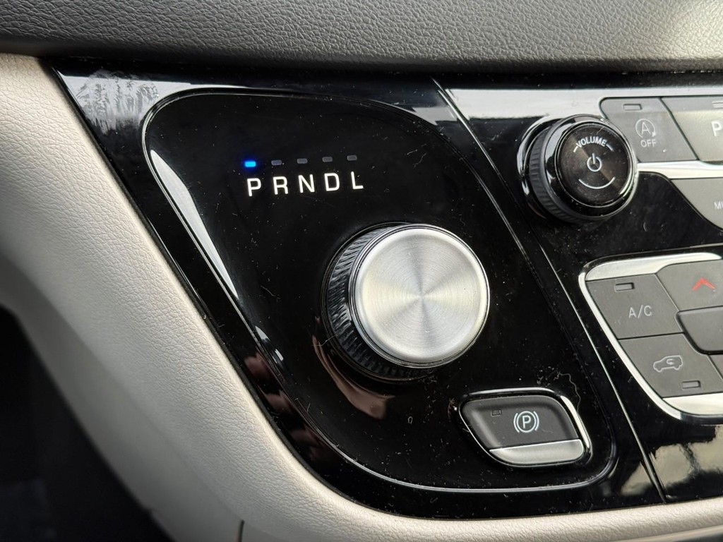 Chrysler Pacifica Vehicle Full-screen Gallery Image 23