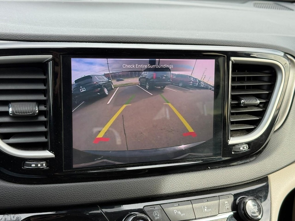 Chrysler Pacifica Vehicle Full-screen Gallery Image 24