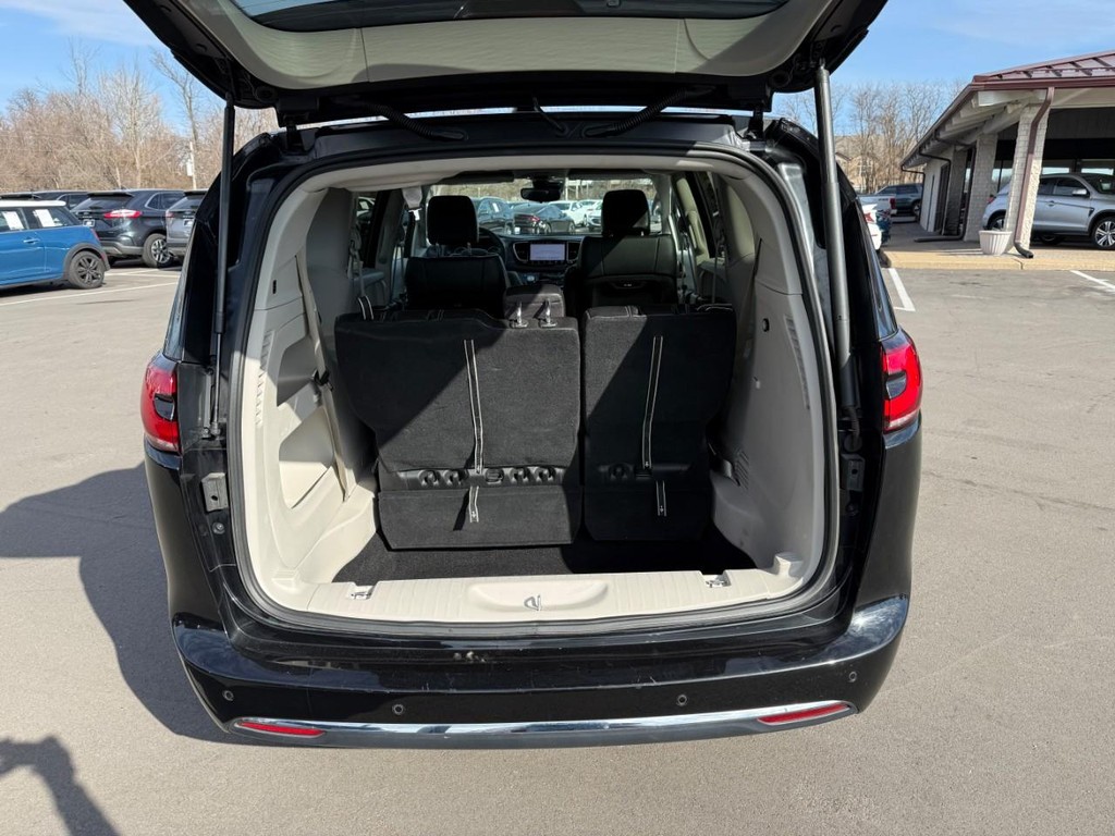 Chrysler Pacifica Vehicle Full-screen Gallery Image 06