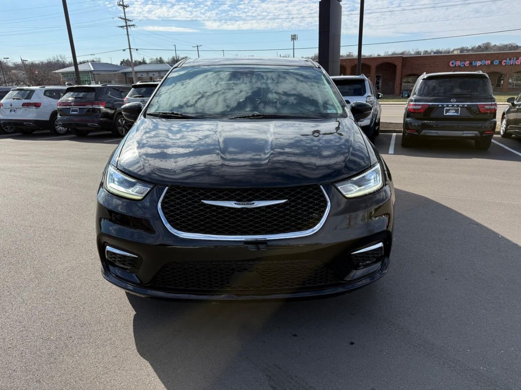 Chrysler Pacifica Vehicle Full-screen Gallery Image 09