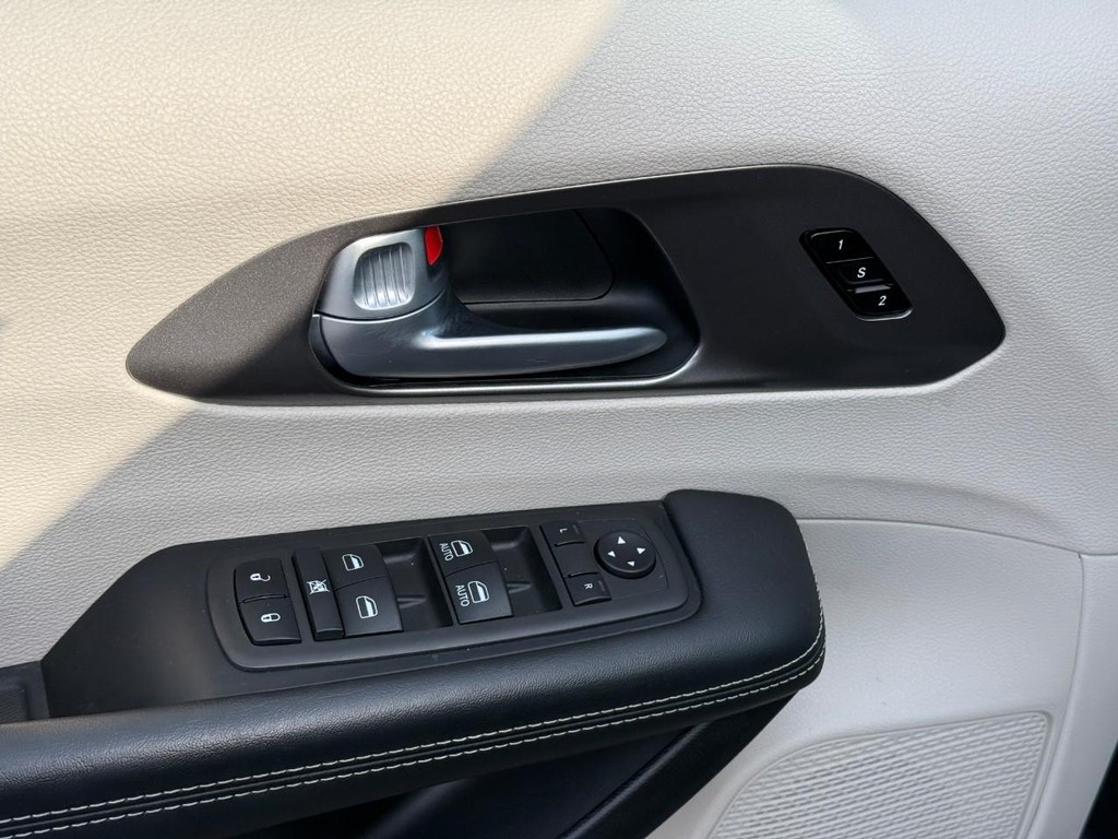 Chrysler Pacifica Vehicle Full-screen Gallery Image 11