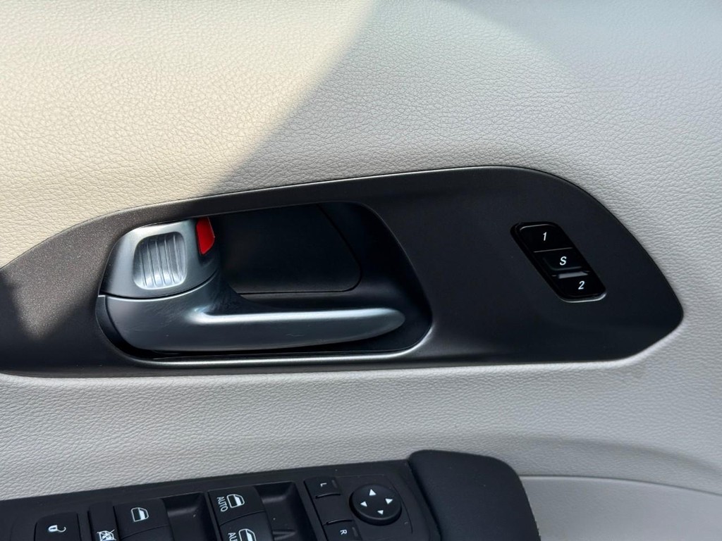 Chrysler Pacifica Vehicle Full-screen Gallery Image 12