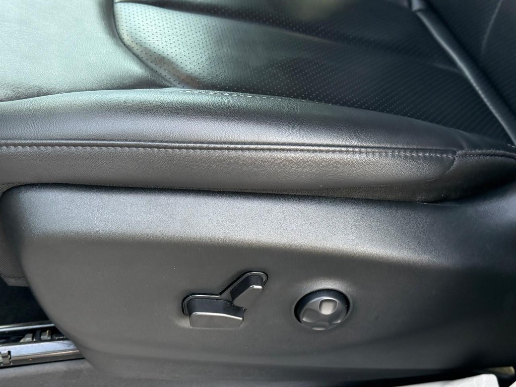 Chrysler Pacifica Vehicle Full-screen Gallery Image 14