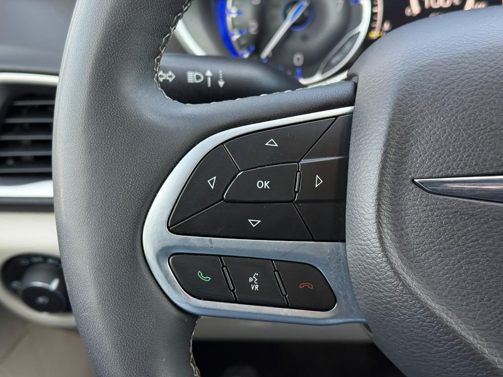 Chrysler Pacifica Vehicle Full-screen Gallery Image 15