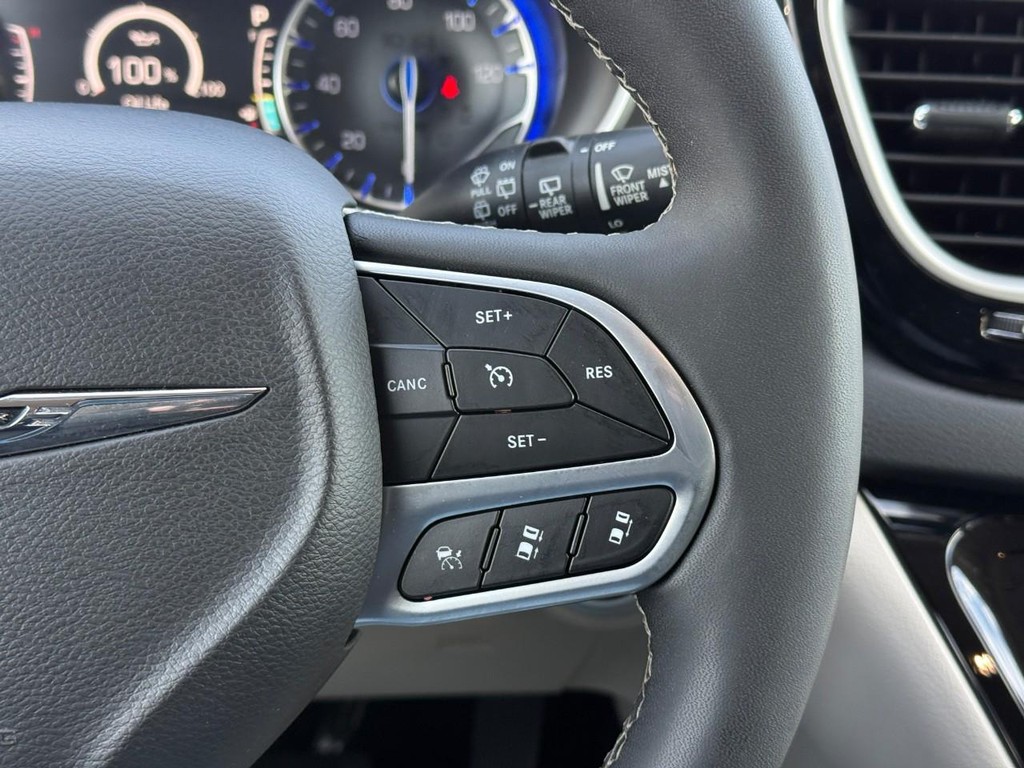 Chrysler Pacifica Vehicle Full-screen Gallery Image 16