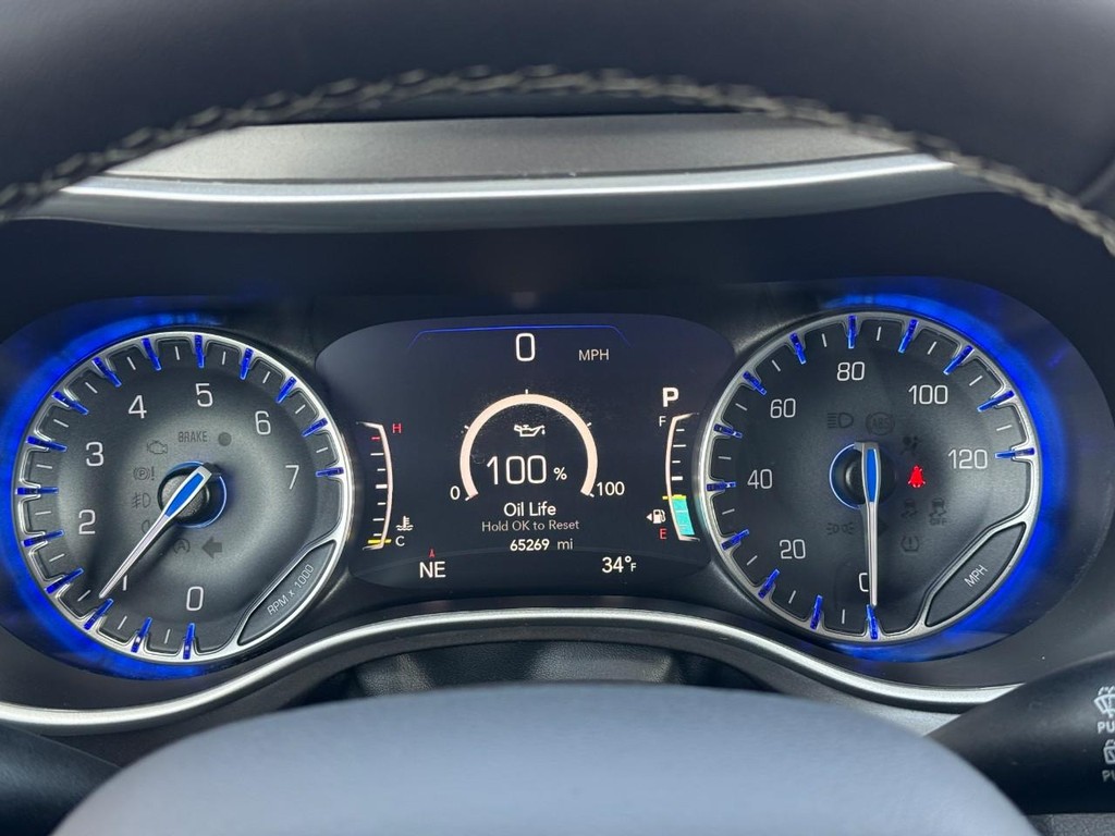 Chrysler Pacifica Vehicle Full-screen Gallery Image 17