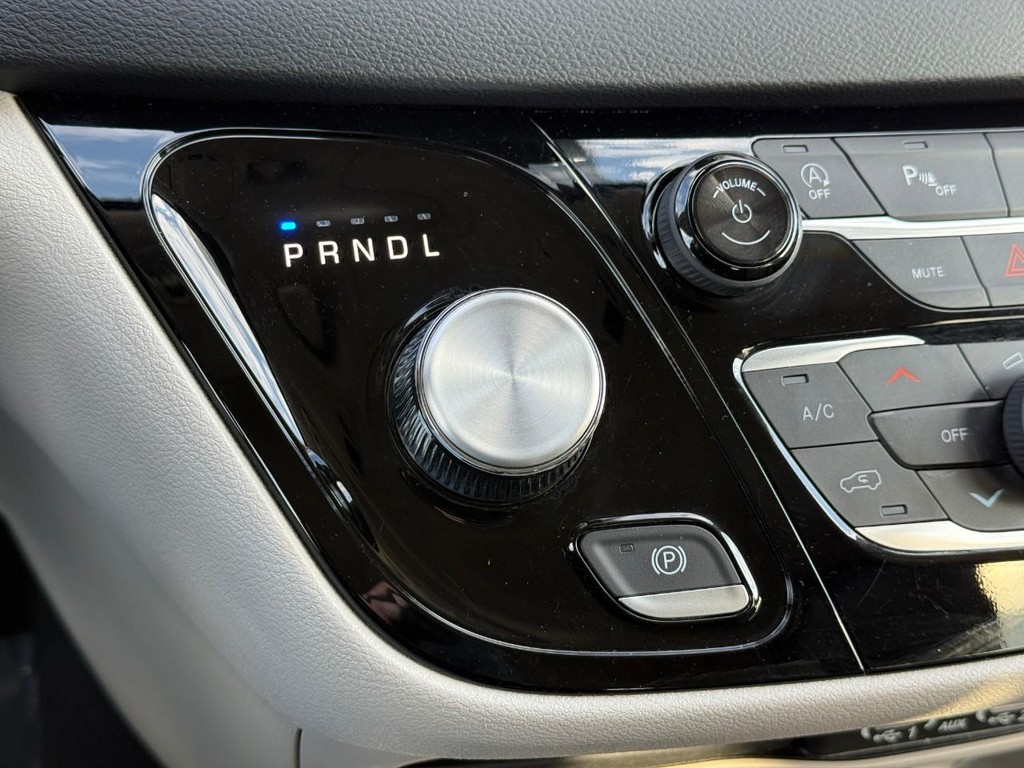 Chrysler Pacifica Vehicle Full-screen Gallery Image 18