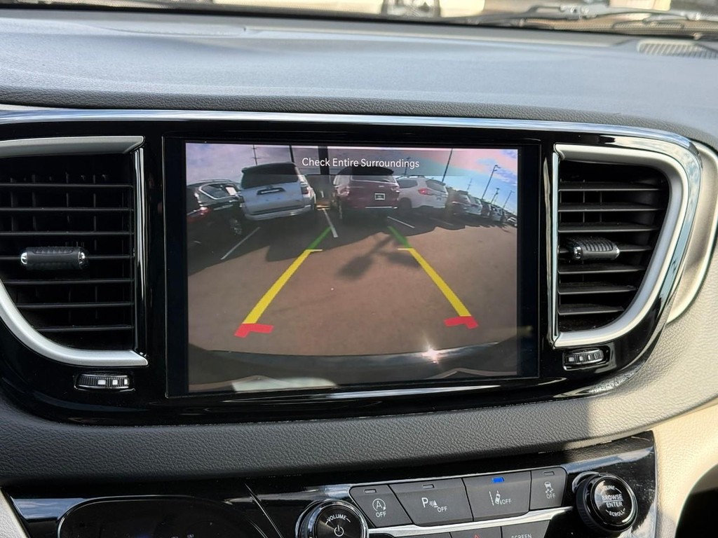 Chrysler Pacifica Vehicle Full-screen Gallery Image 19
