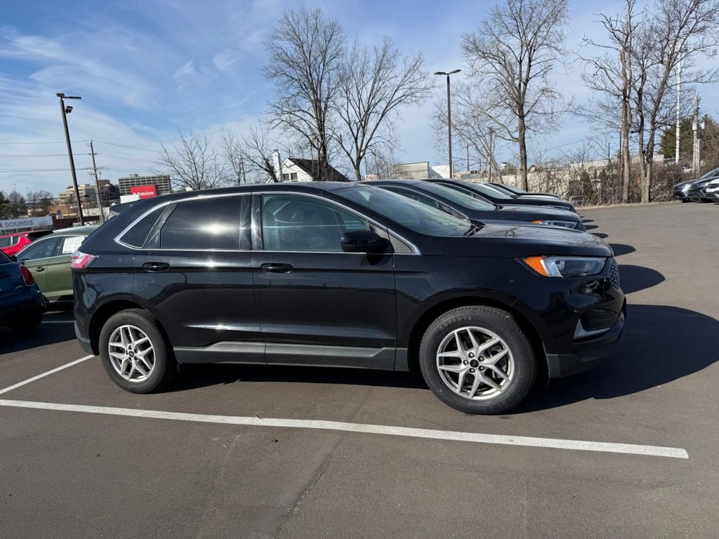 Ford Edge Vehicle Full-screen Gallery Image 03