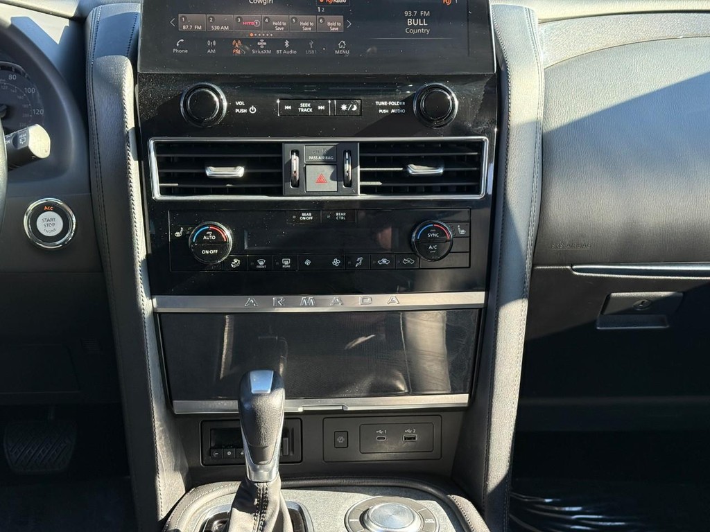 Nissan Armada Vehicle Full-screen Gallery Image 15