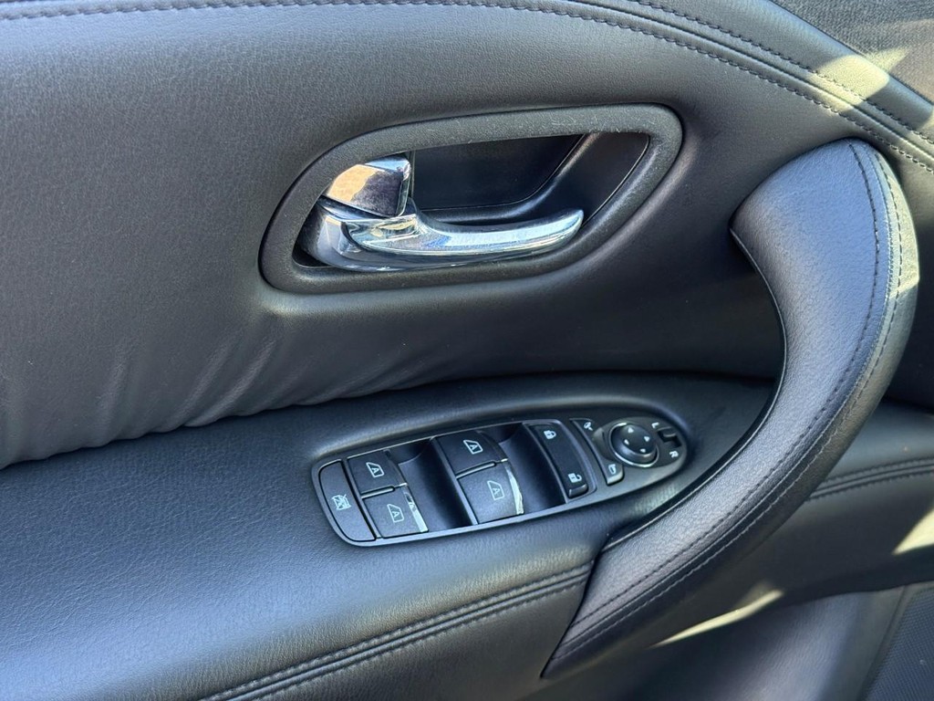 Nissan Armada Vehicle Full-screen Gallery Image 17