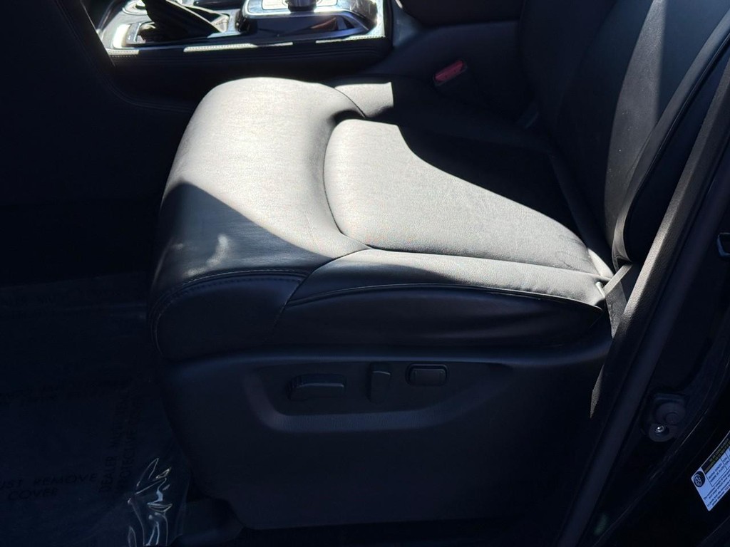 Nissan Armada Vehicle Full-screen Gallery Image 18