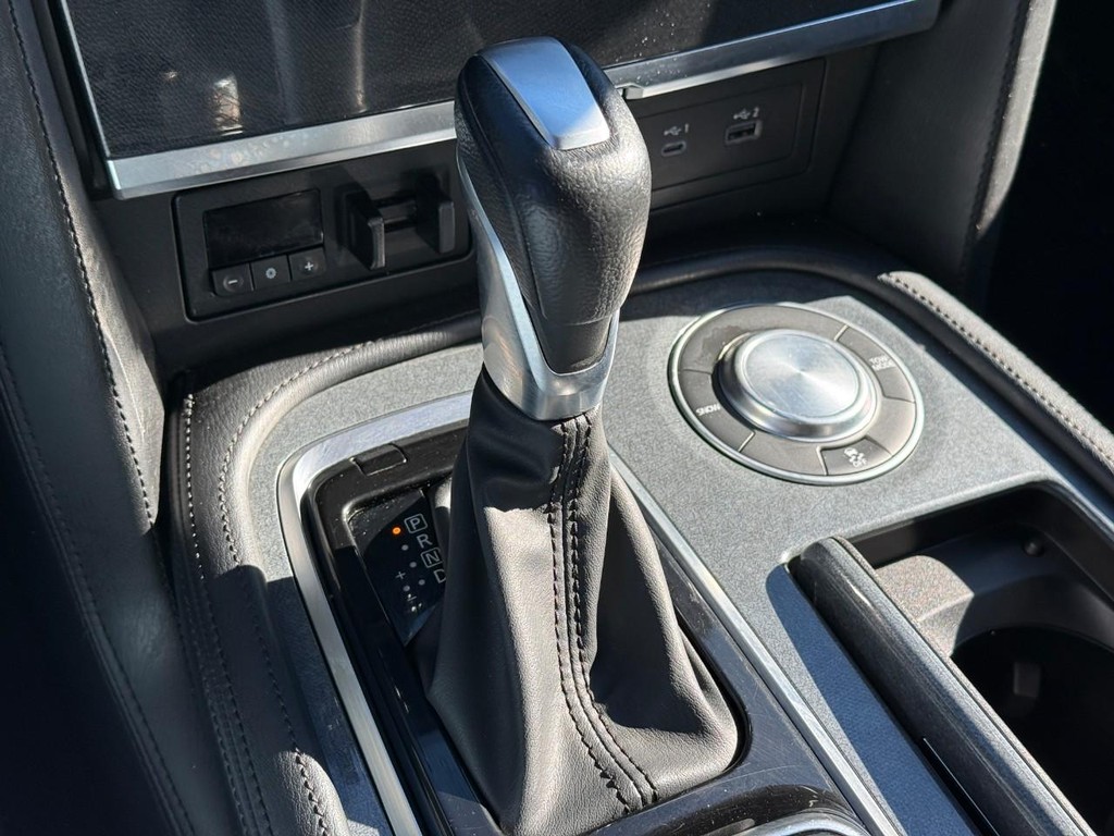 Nissan Armada Vehicle Full-screen Gallery Image 23