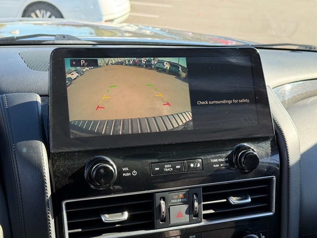 Nissan Armada Vehicle Full-screen Gallery Image 25