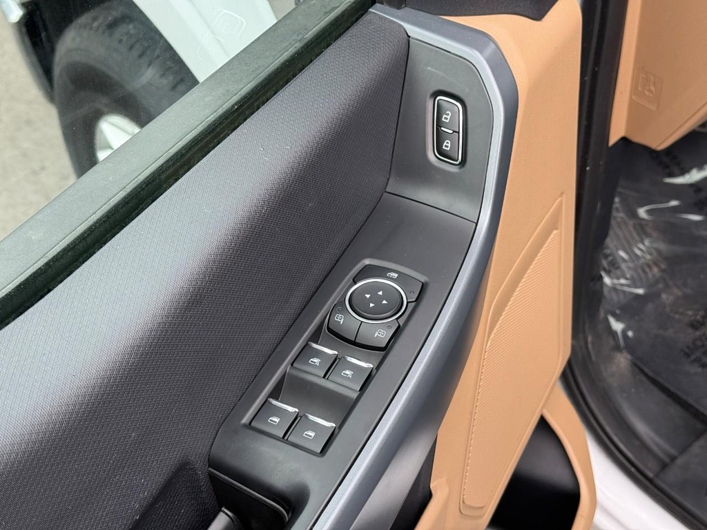 Ford F-150 Vehicle Full-screen Gallery Image 16