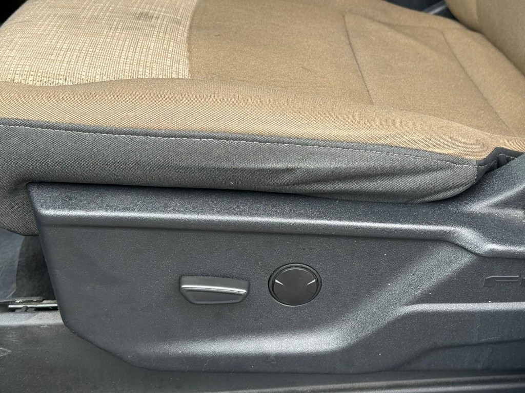 Ford F-150 Vehicle Full-screen Gallery Image 18