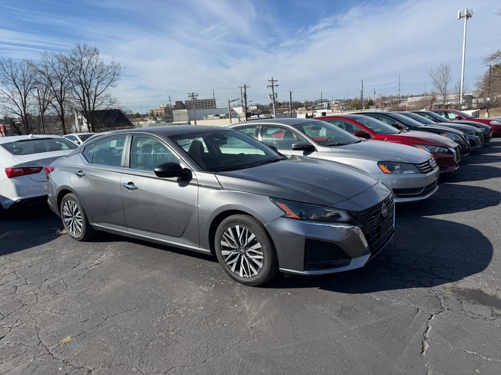 Nissan Altima Vehicle Full-screen Gallery Image 02