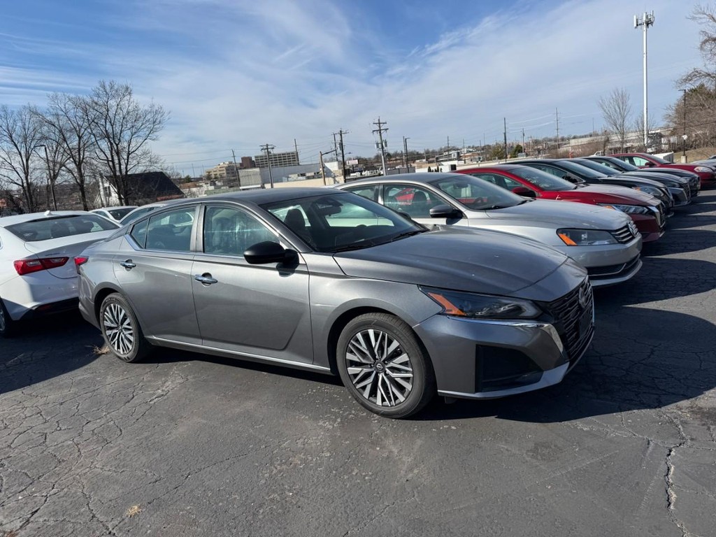 Nissan Altima Vehicle Full-screen Gallery Image 03