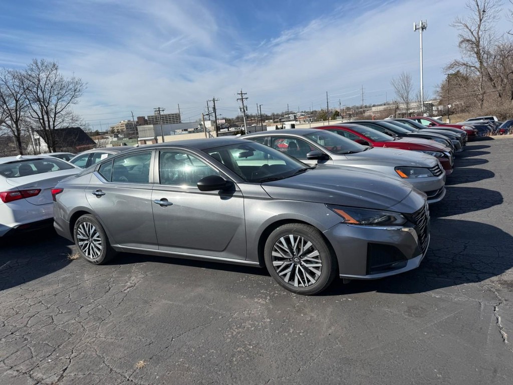 Nissan Altima Vehicle Full-screen Gallery Image 04